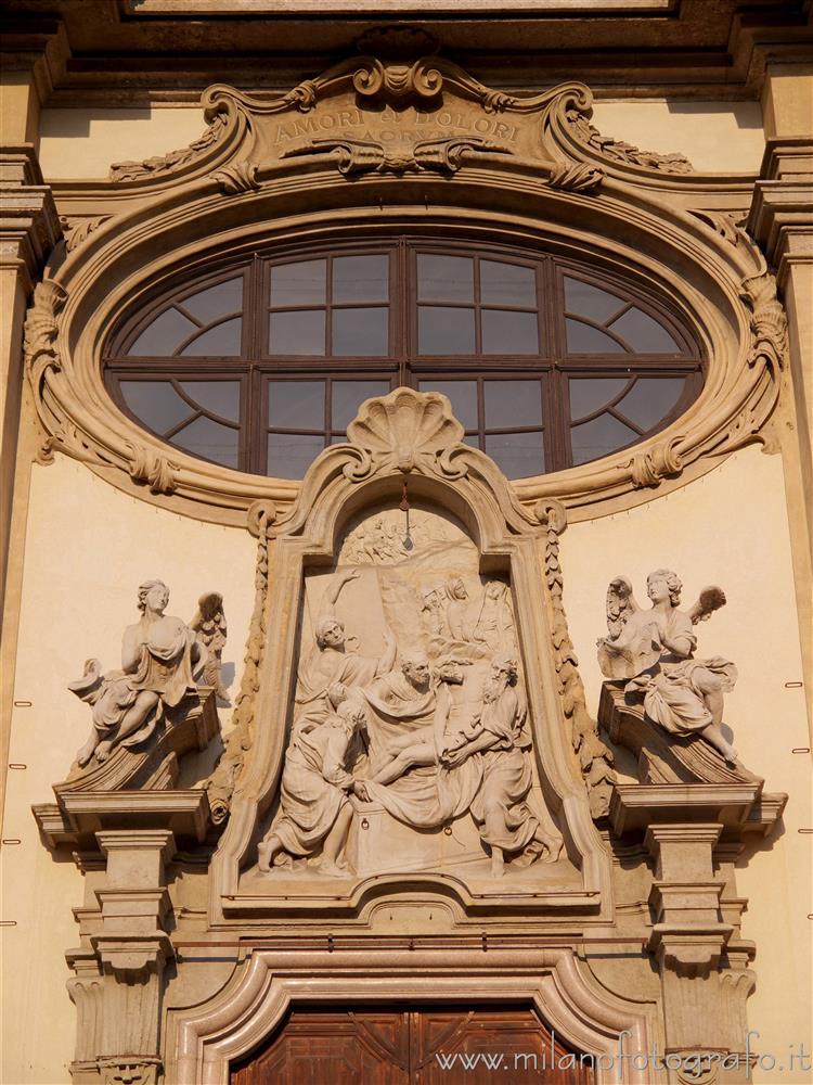 Milano - Decorazioni sopra al portone della Chiesa di Santa Maria della Passione